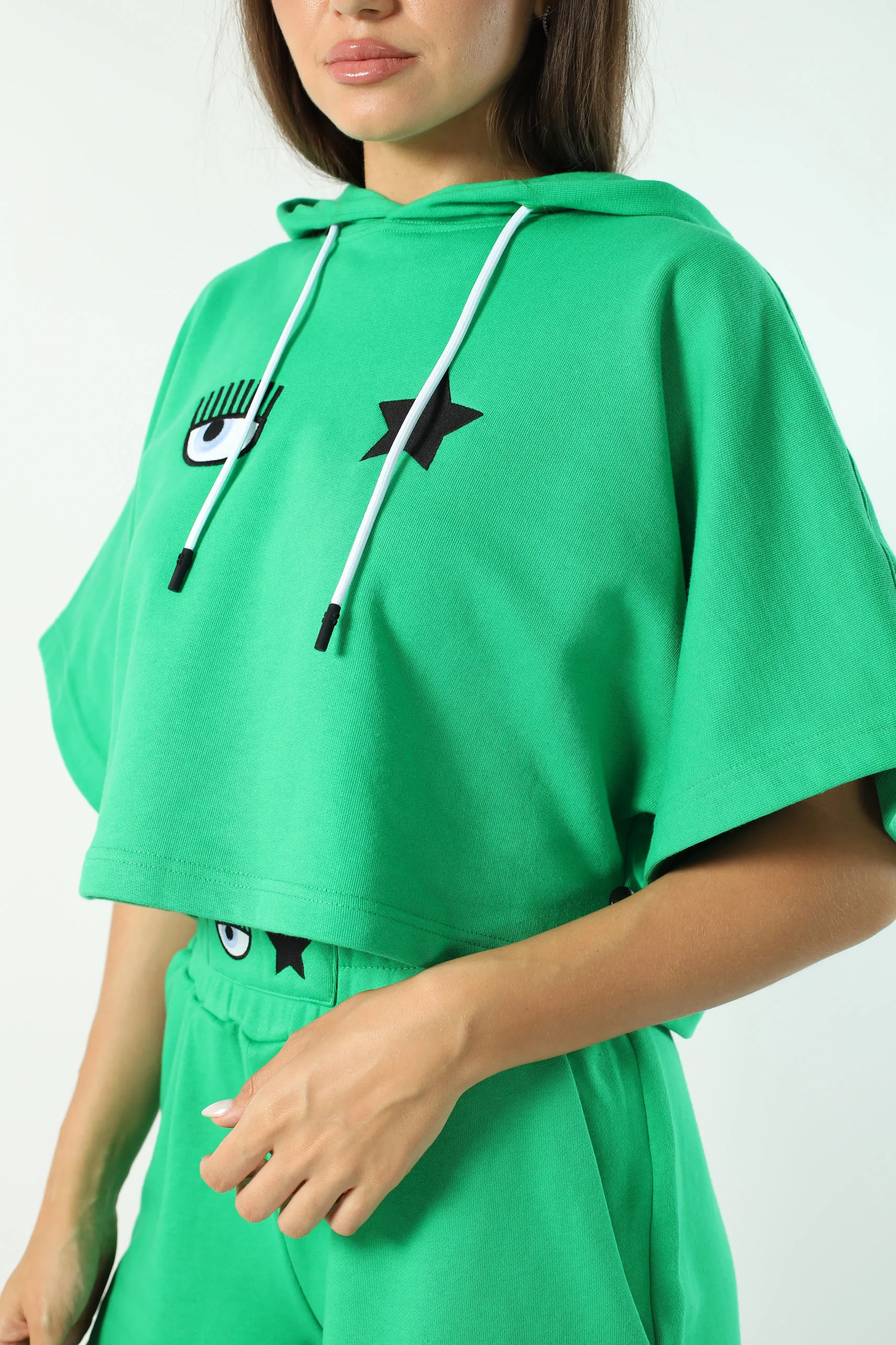 Sudadera manga corta verde con capucha y logo ojo y estrella