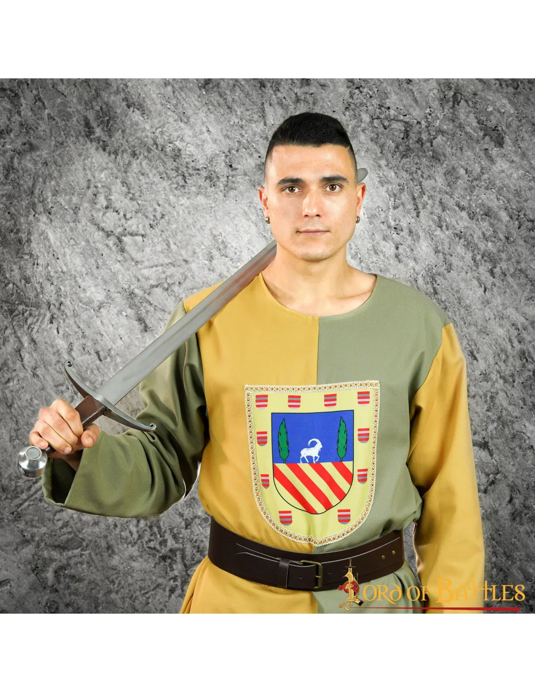 TABARDO MEDIEVAL BICOLOR OLIVAMOSTAZA CON ESCUDO HERáLDICO