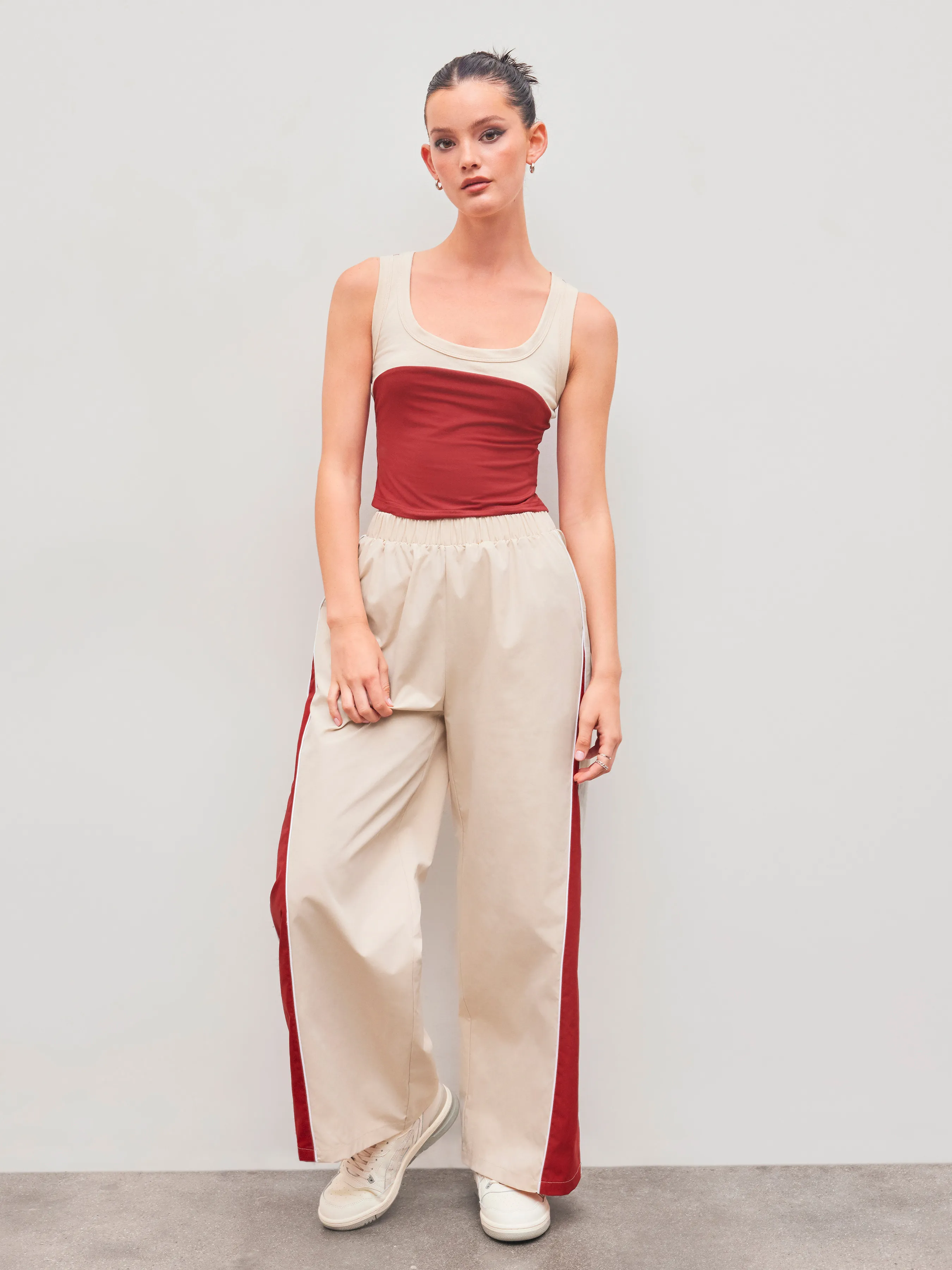 Top de Tirantes de Dos Tonos con Escote Redondo y Pantalón Recto de Tiro Medio de Dos Tonos