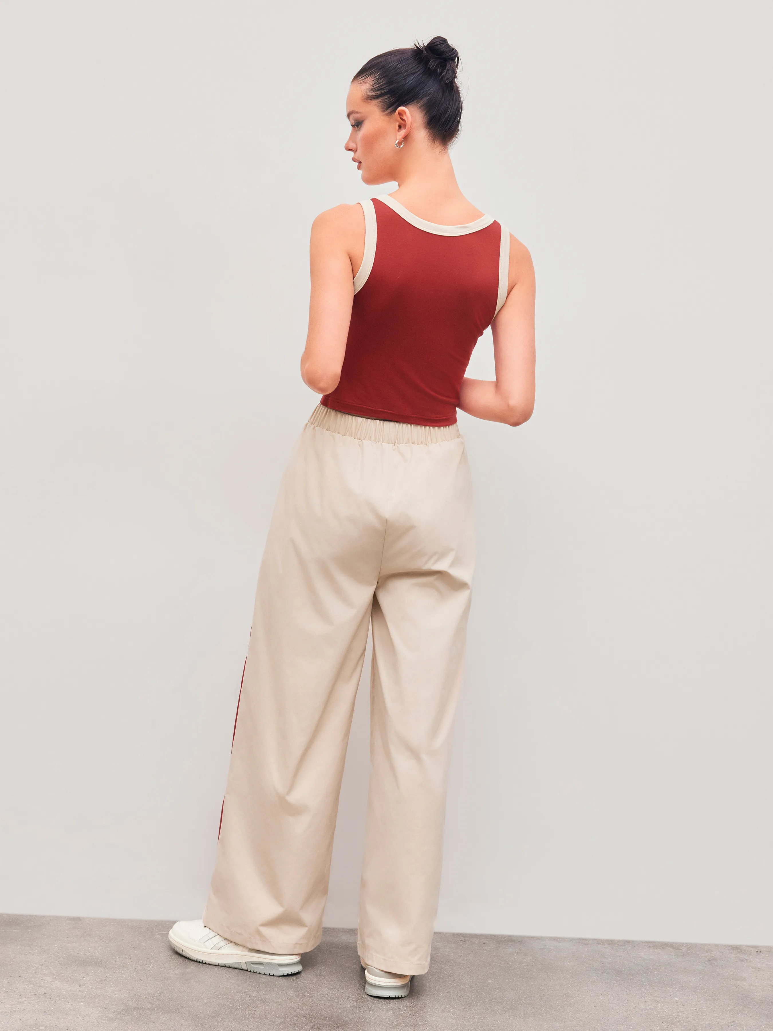 Top de Tirantes de Dos Tonos con Escote Redondo y Pantalón Recto de Tiro Medio de Dos Tonos