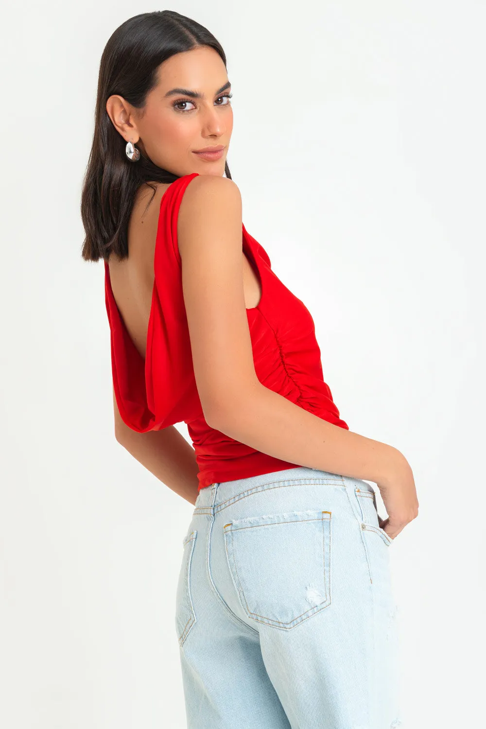 Top satinado sin mangas escote fluido espalda
