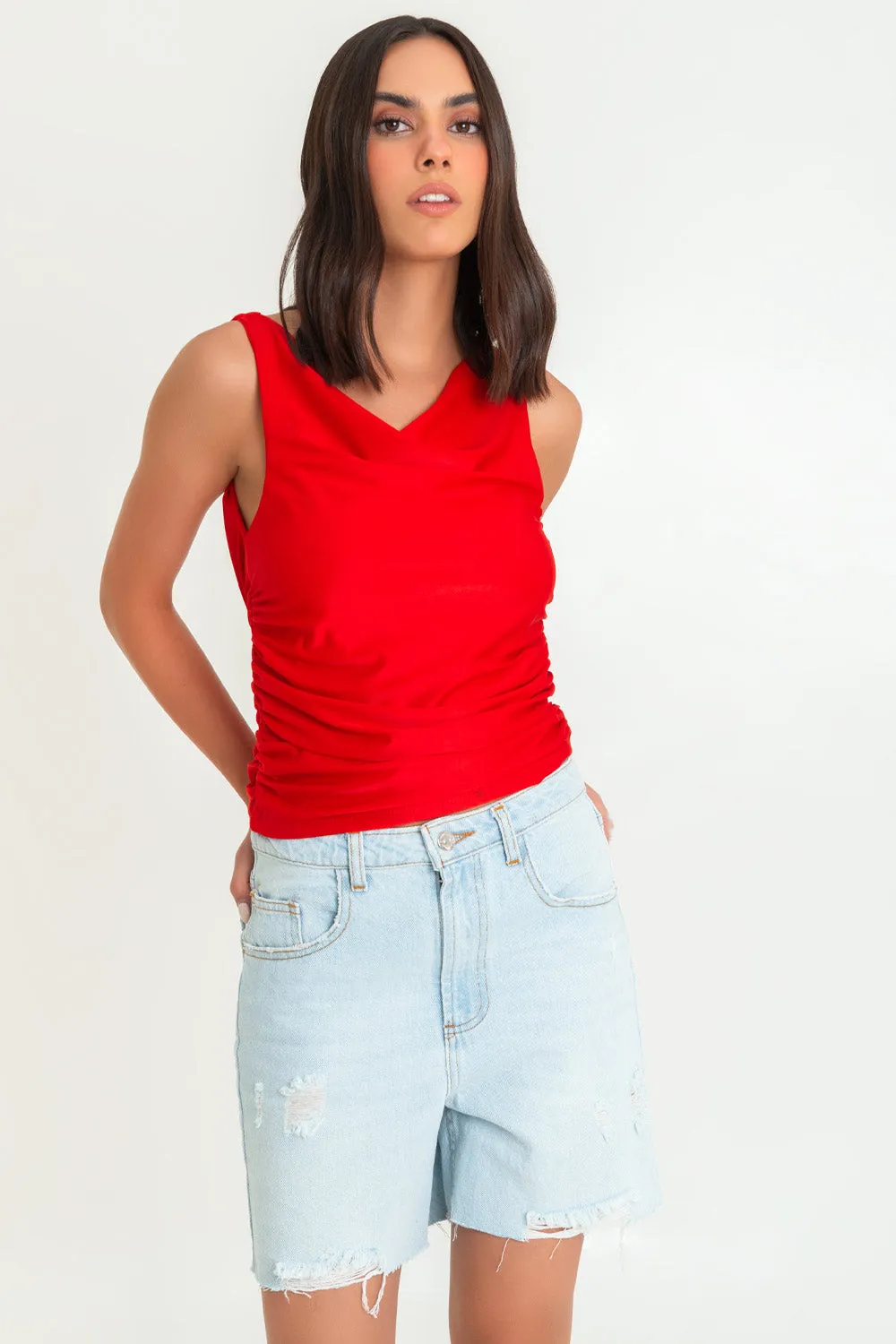 Top satinado sin mangas escote fluido espalda