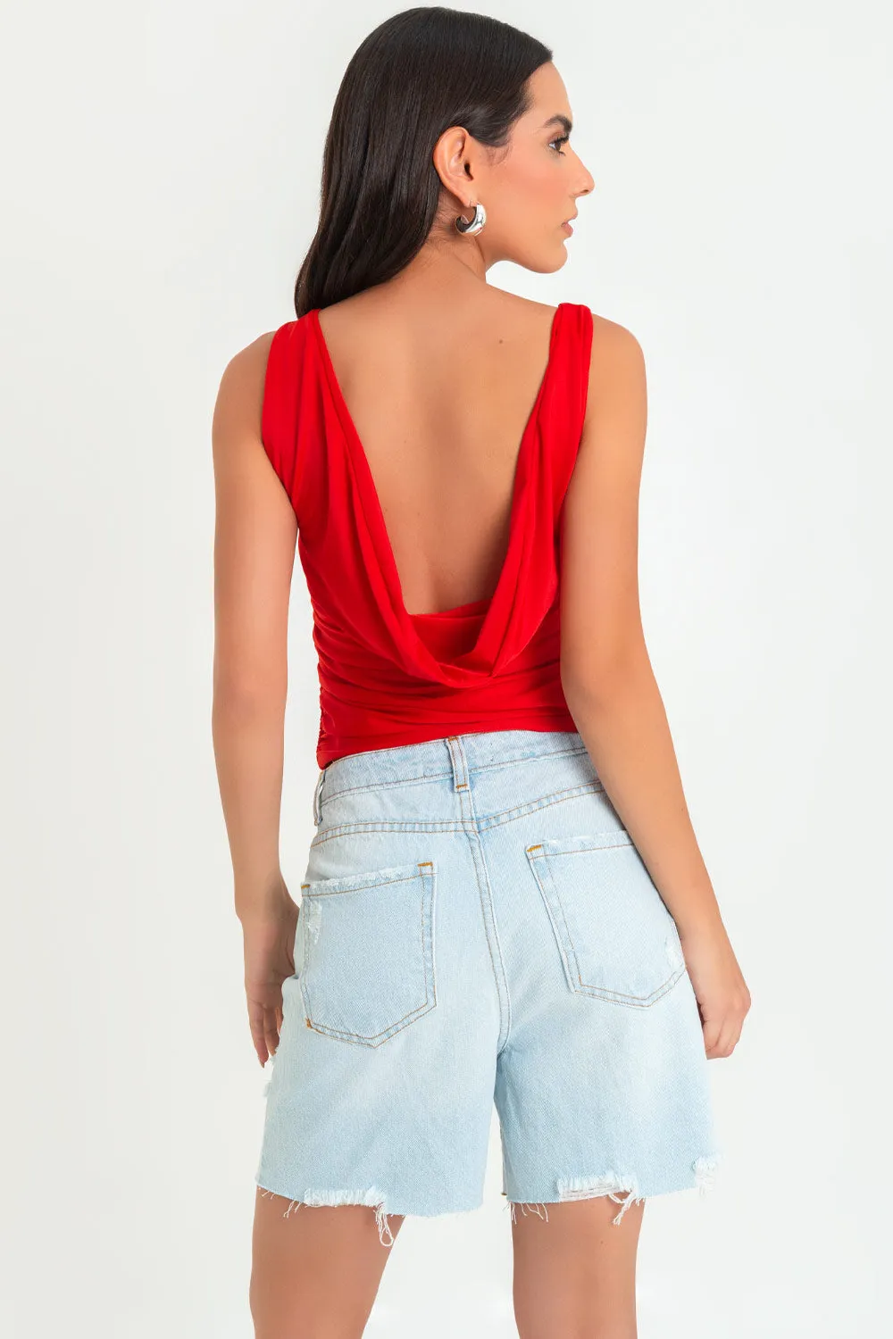 Top satinado sin mangas escote fluido espalda