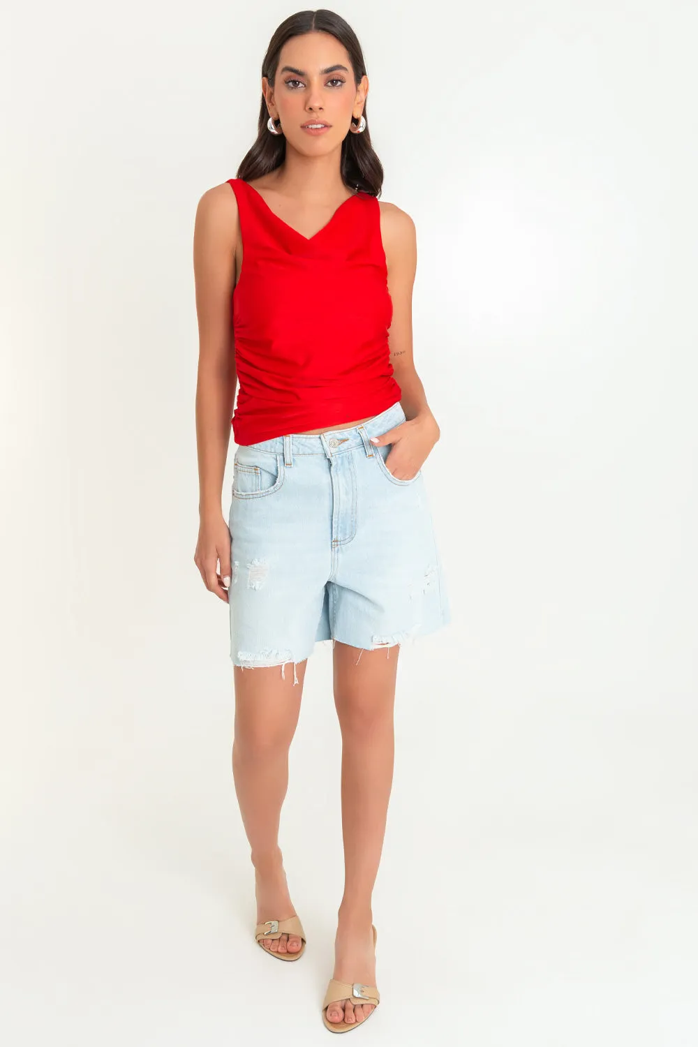 Top satinado sin mangas escote fluido espalda