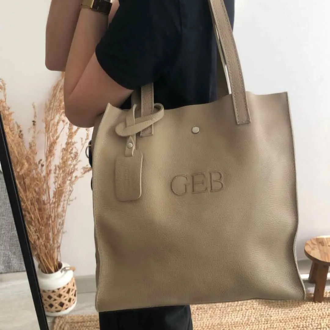 Tote piel taupe iniciales bordadas