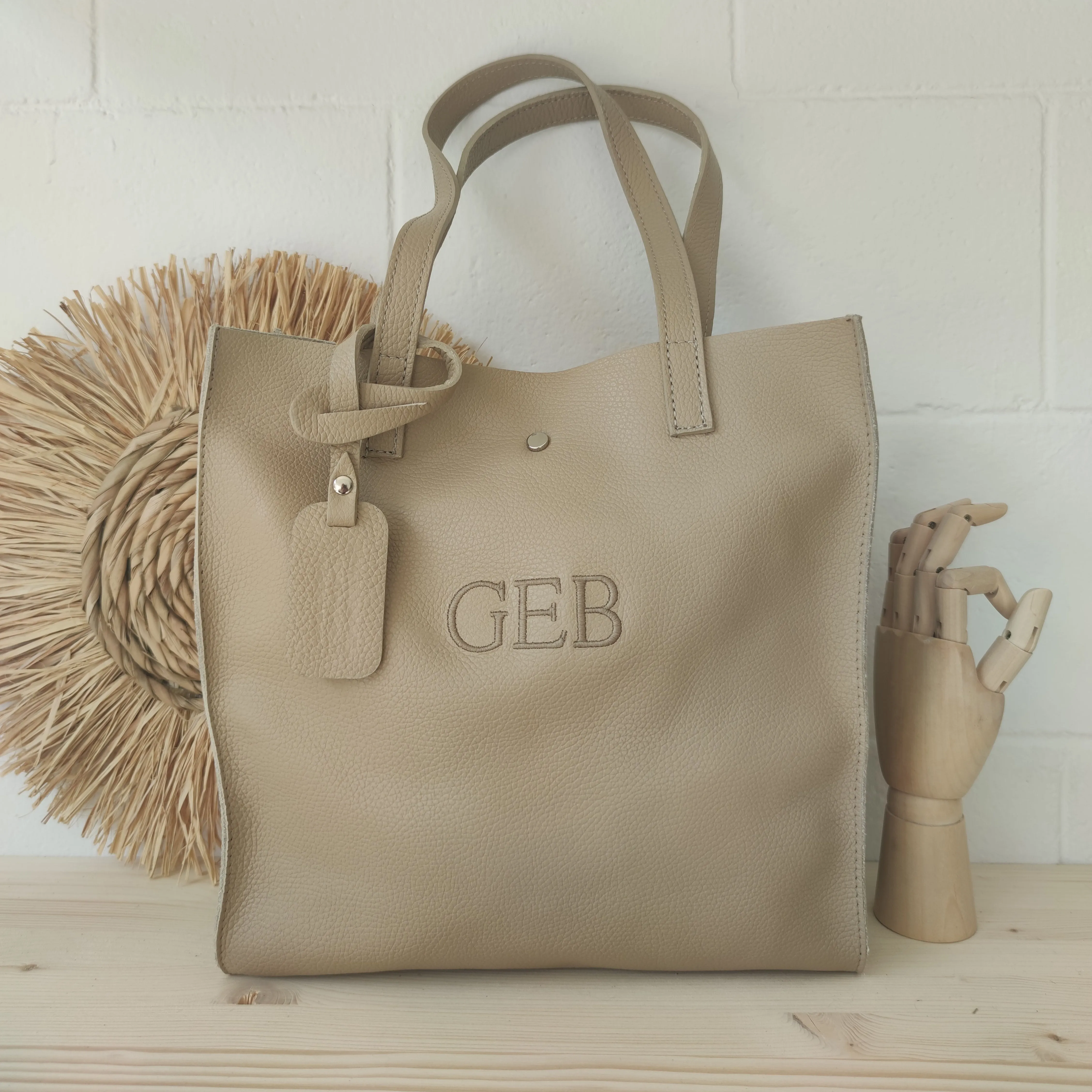 Tote piel taupe iniciales bordadas