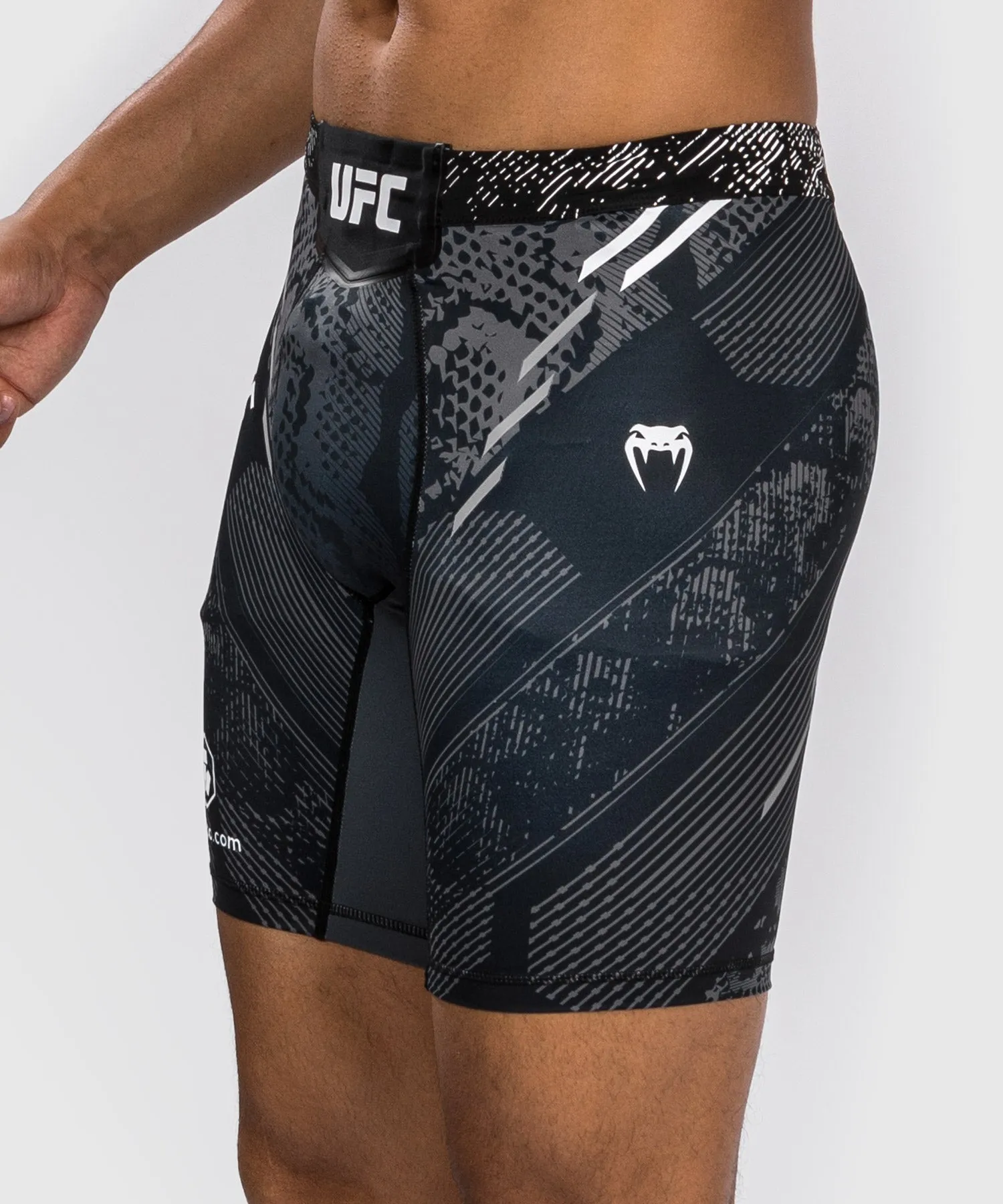UFC ADRENALINE BY VENUM AUTHENTIC FIGHT NIGHT PANTALóN CORTO VALE TUDO PARA HOMBRE  NEGRO