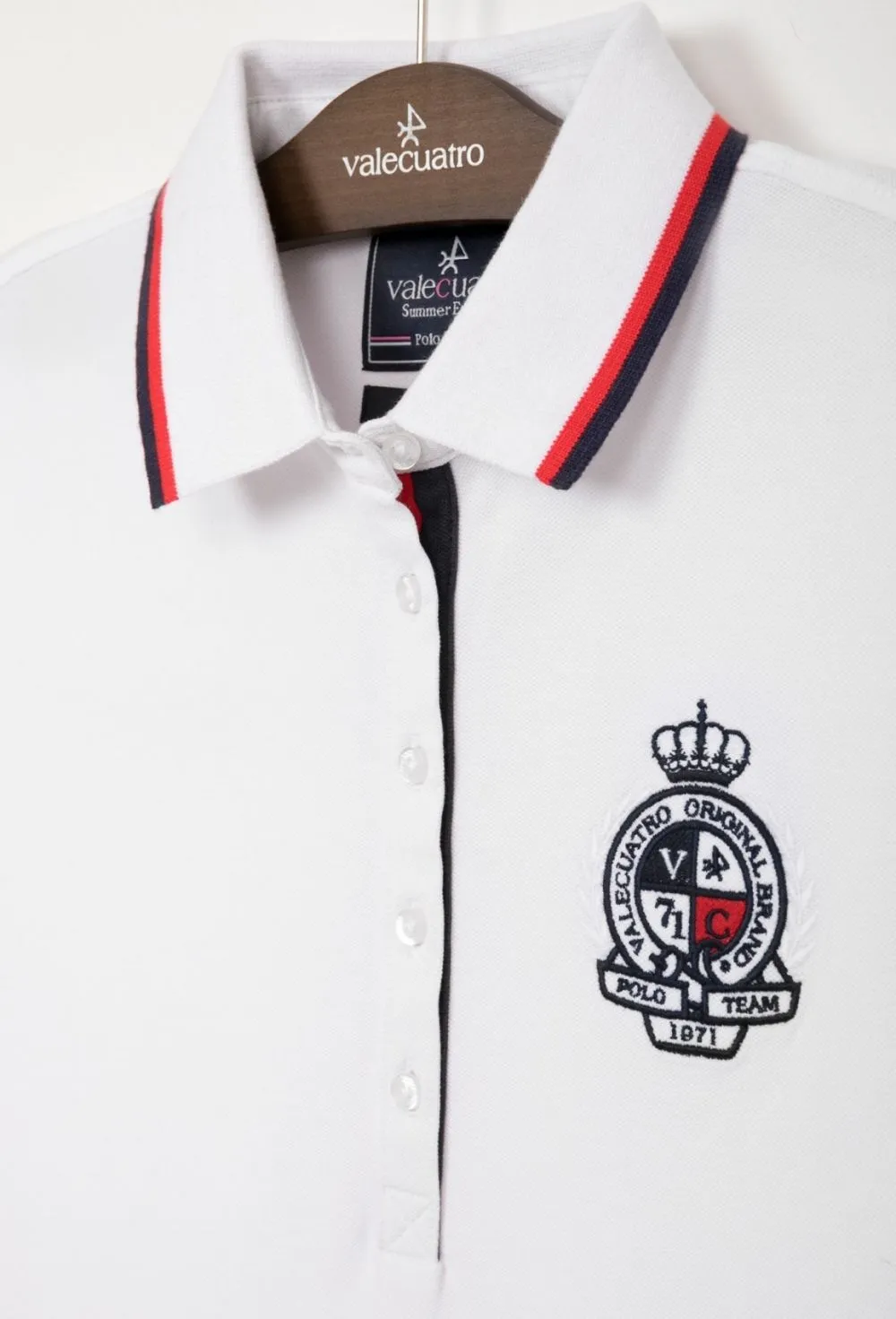 Vestido modelo escudo blanco